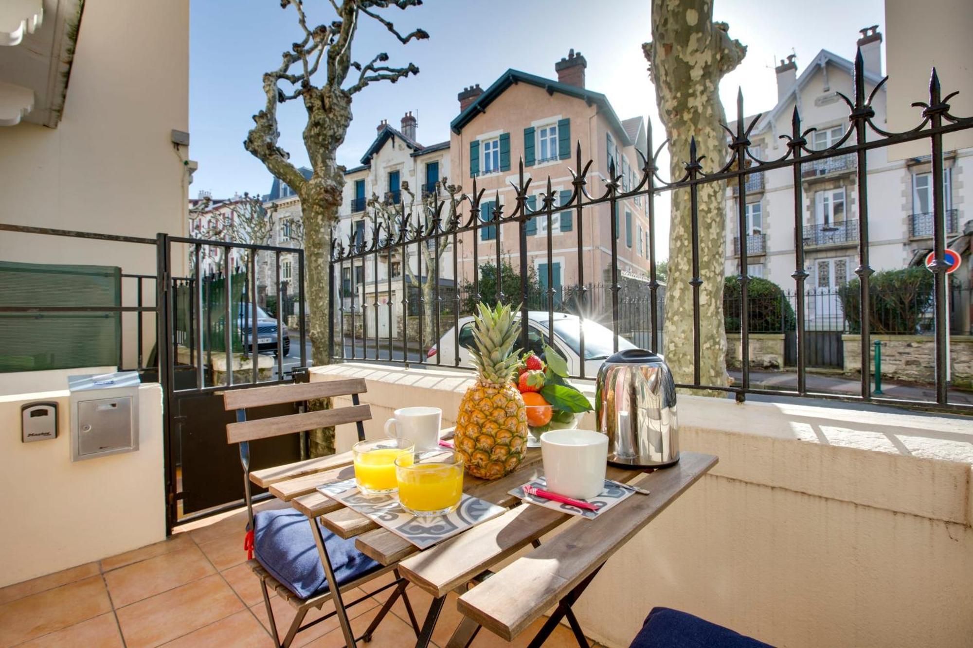 Welkeys Apartment - Carnot Biarritz Buitenkant foto